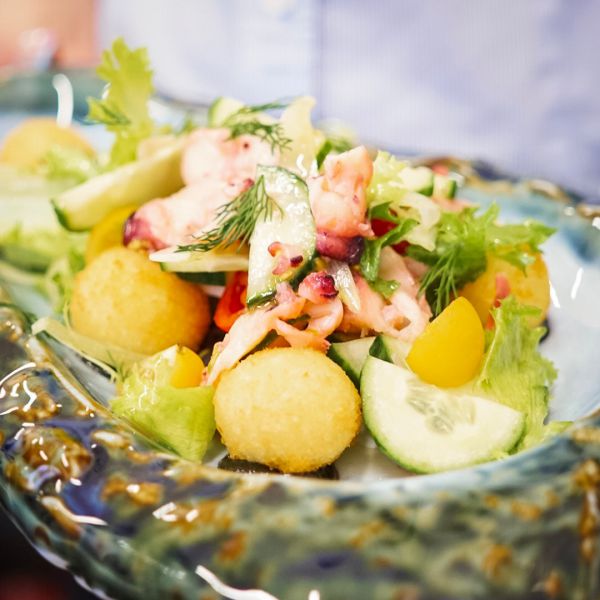 Салат с осьминогом и картофельными шариками