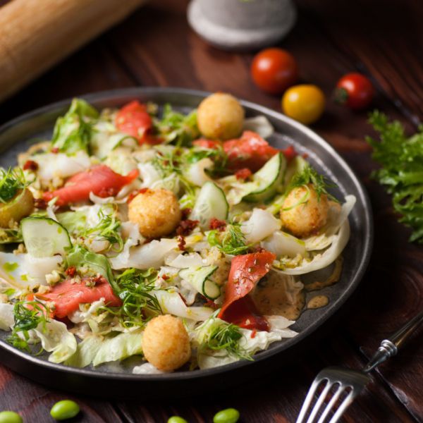Хрустящий салат с копченной рыбкой и картофельными крокетами